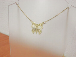 Zlatý náhrdelník s motýlkem