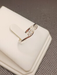 Zlatý prsten se zirkony