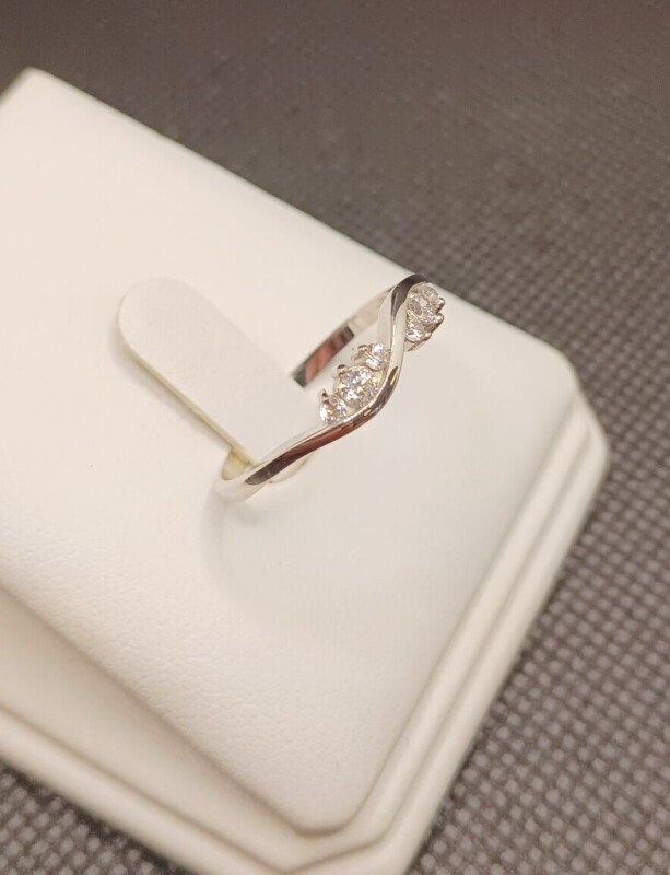 Zlatý prsten se zirkony