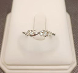 Zlatý prsten se zirkony