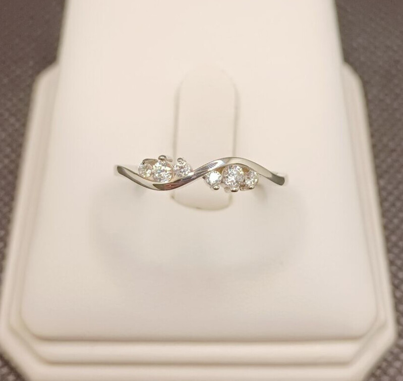 Zlatý prsten se zirkony