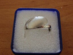Stříbrný prsten broušený ovál