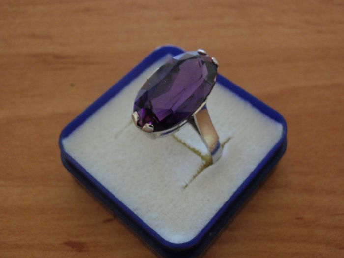 Stříbrný prsten s kamenem