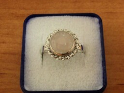 Stříbrný prsten s polodrahokamem