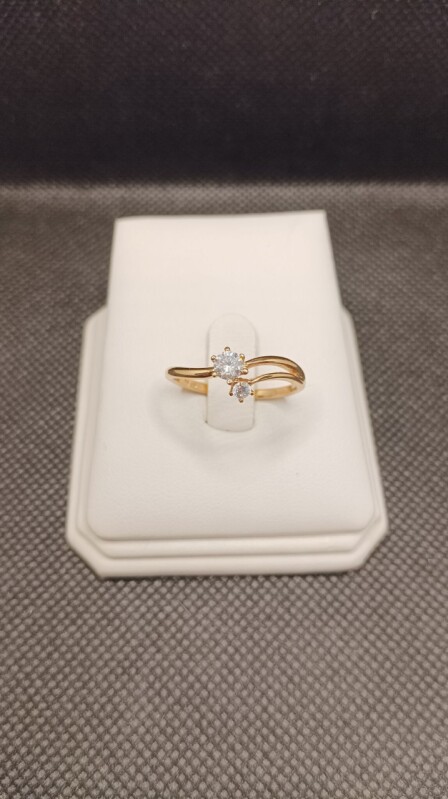 Zlatý prsten se zirkony 