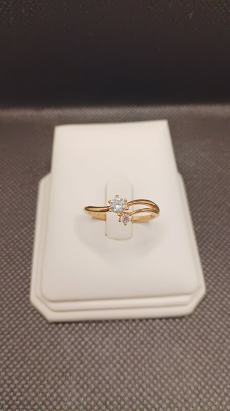 Zlatý prsten se zirkony 