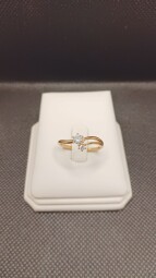 Zlatý prsten se zirkony 