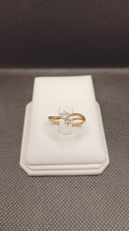 Zlatý prsten se zirkony 