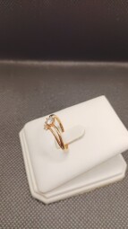 Zlatý prsten se zirkony 