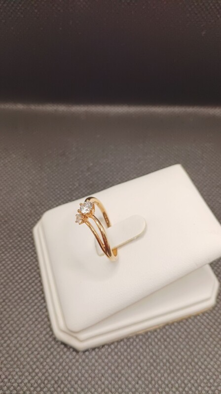 Zlatý prsten se zirkony 