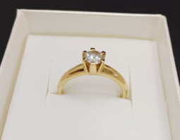 Zlatý prsten se zirkonem - "zásnubní"