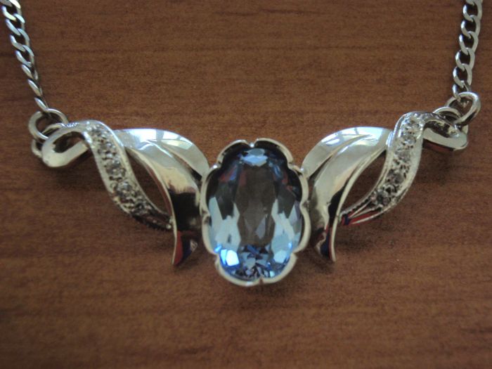 Stříbrný náhrdelník s akvamarinem