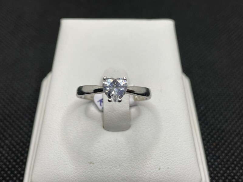 Stříbrný prsten se srdíčkem