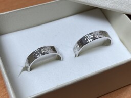 Zlaté snubní prsteny s diamantem