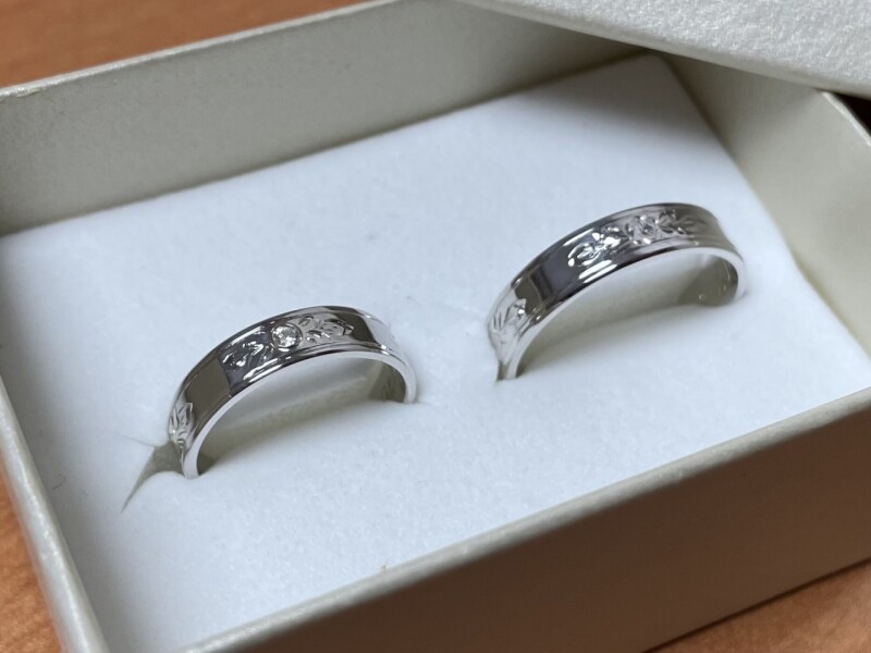 Zlaté snubní prsteny s diamantem