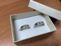 Zlaté snubní prsteny s diamantem