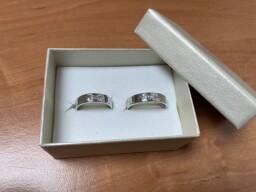 Zlaté snubní prsteny s diamantem