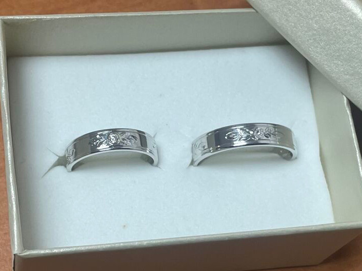 Zlaté snubní prsteny s diamantem