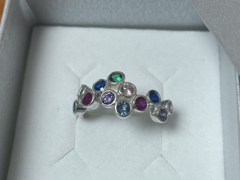 Stříbrný prsten s kameny