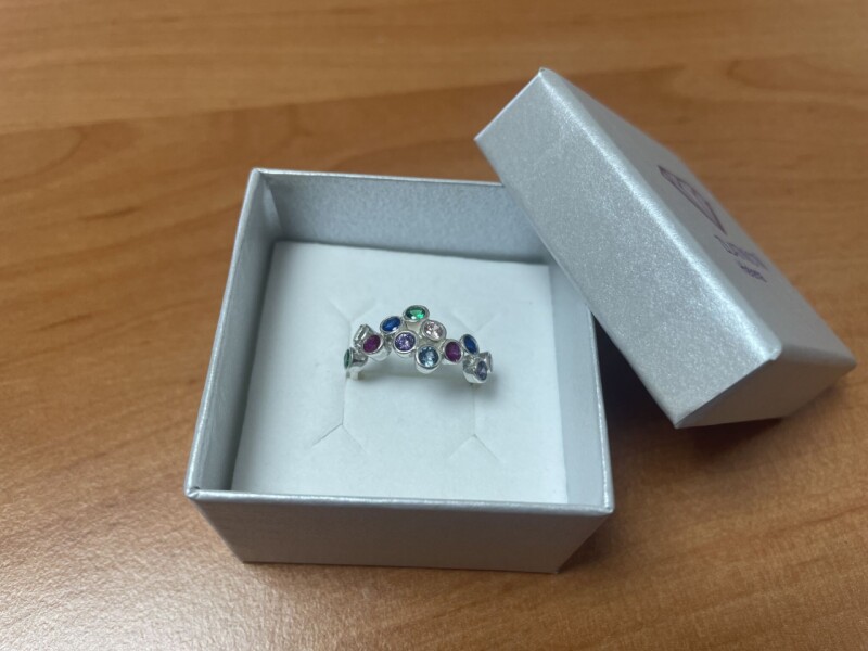 Stříbrný prsten s kameny