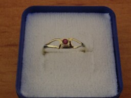 Zlatý dětský prsten s rubínem
