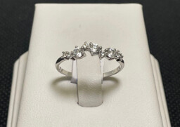 Stříbrný prsten s kameny