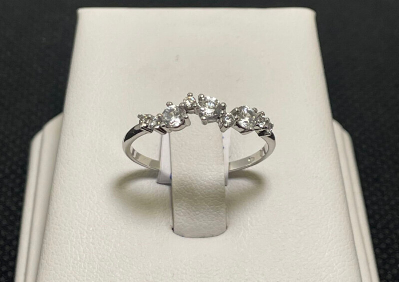 Stříbrný prsten s kameny