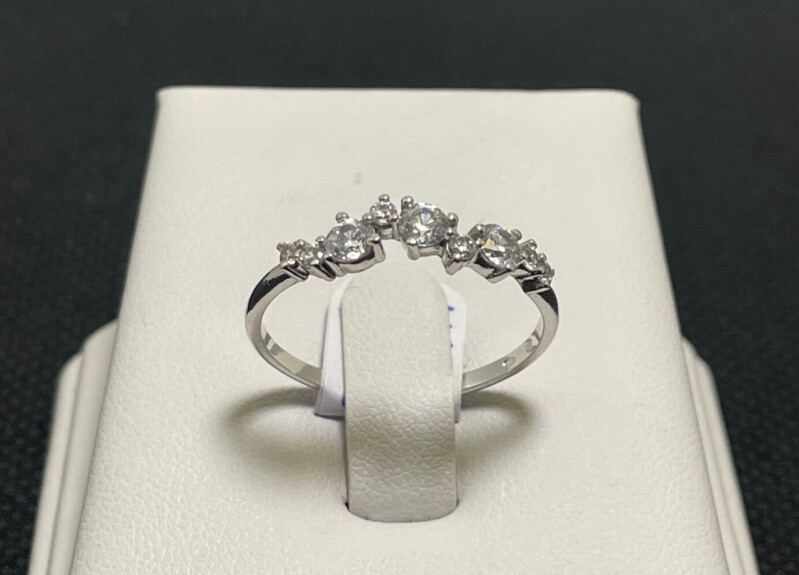 Stříbrný prsten s kameny