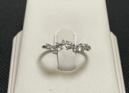 Stříbrný prsten s kameny