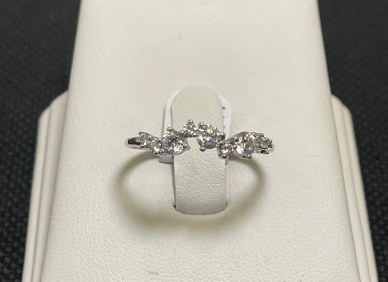 Stříbrný prsten s kameny