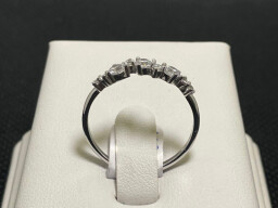 Stříbrný prsten s kameny