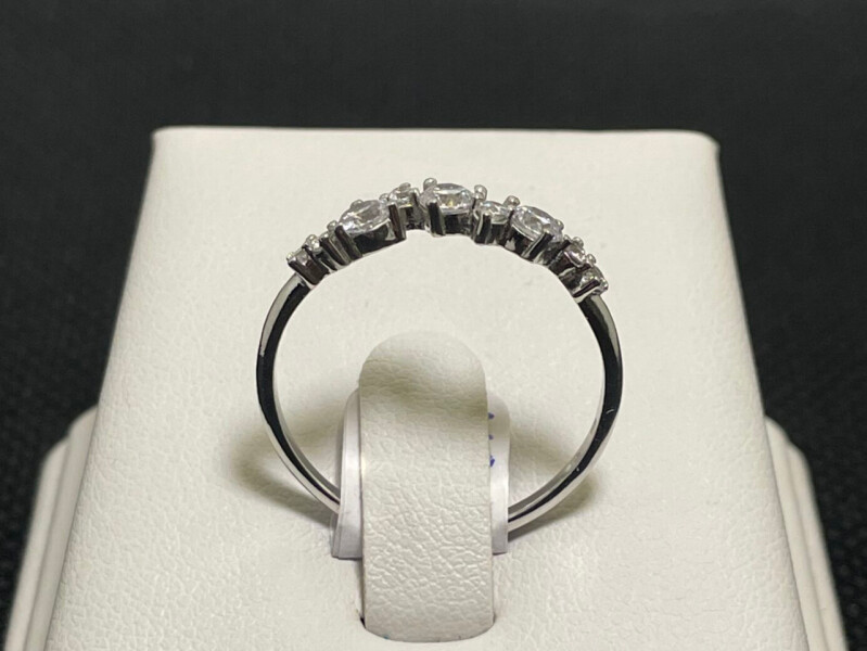 Stříbrný prsten s kameny