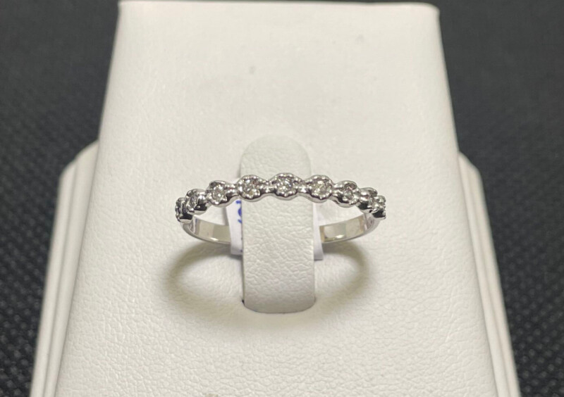 Stříbrný prsten s kameny