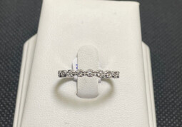 Stříbrný prsten s kameny