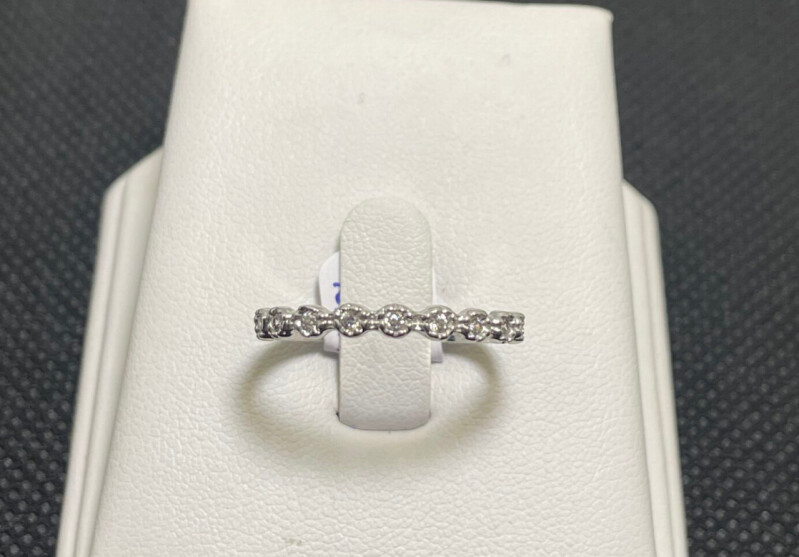 Stříbrný prsten s kameny