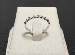 Stříbrný prsten s kameny