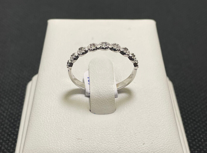 Stříbrný prsten s kameny