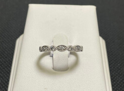 Stříbrný prsten s kameny