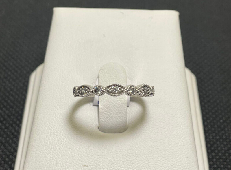 Stříbrný prsten s kameny