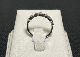 Stříbrný prsten s kameny