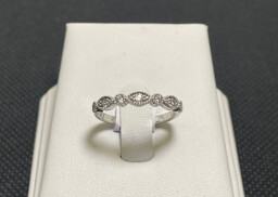 Stříbrný prsten s kameny