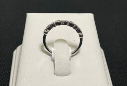 Stříbrný prsten se zirkony