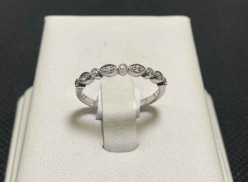 Stříbrný prsten se zirkony