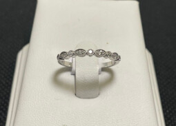 Stříbrný prsten se zirkony
