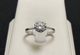 Stříbrný zásnubní prsten s kamenem