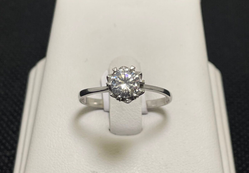 Stříbrný zásnubní prsten s kamenem