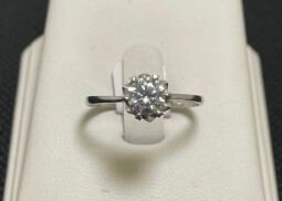 Stříbrný zásnubní prsten s kamenem