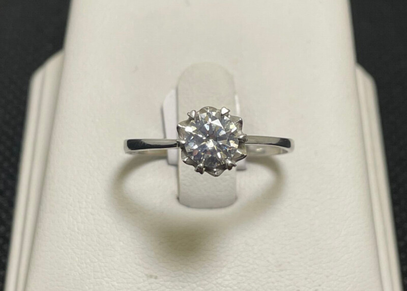 Stříbrný zásnubní prsten s kamenem