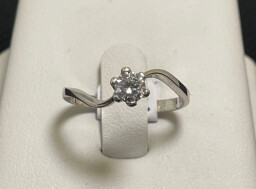 Stříbrný zásnubní prsten s kamenem