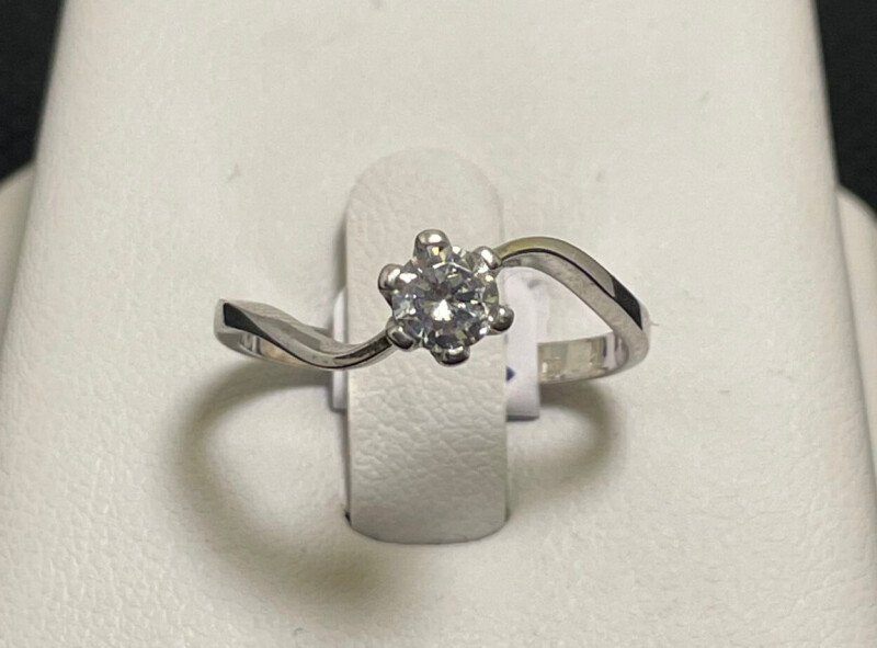 Stříbrný zásnubní prsten s kamenem